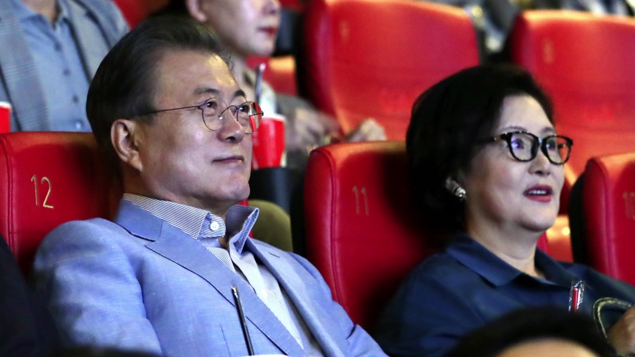 2019年6月，文在寅夫妇在电影院看《寄生虫》。（韩联社）