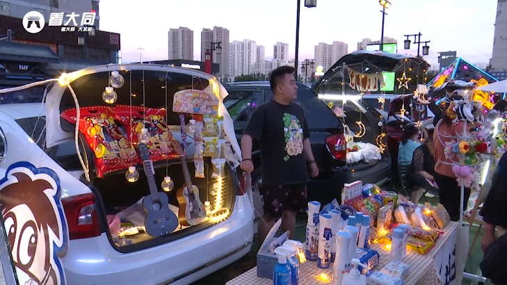 汽车后备箱集市让市民在消费体验中感受新时尚